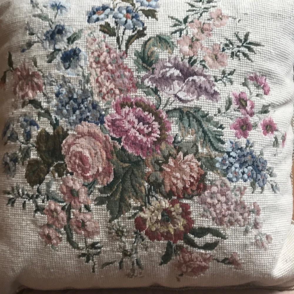 Embroidered pillows - Picture 2 of 3